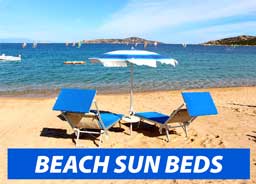 Liegestühle am Strand